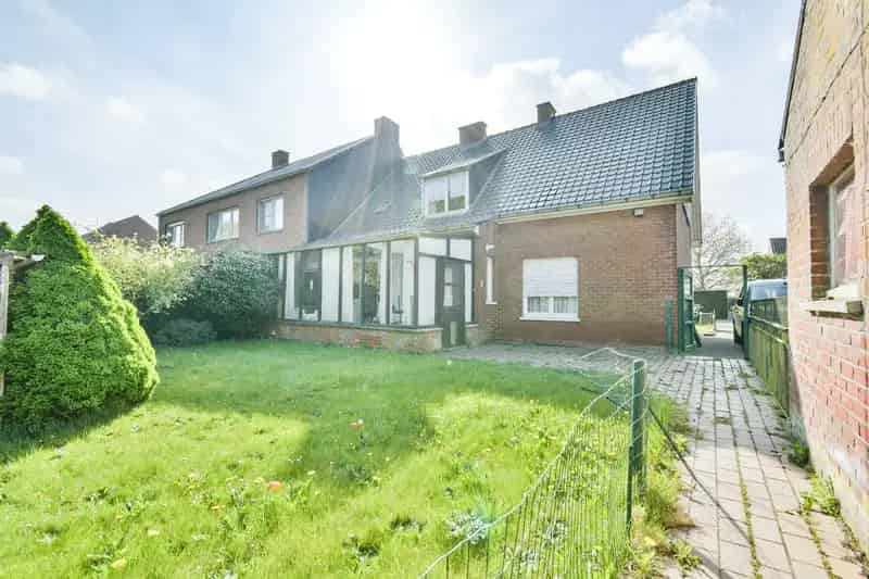 Te renoveren woning omgeven door groen!