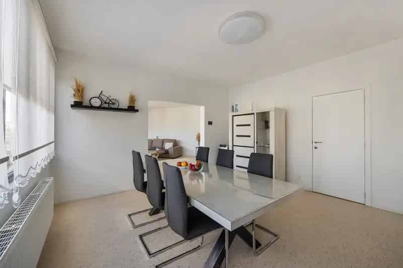 Te Koop: Art Deco Gebouw met 3 Appartementen