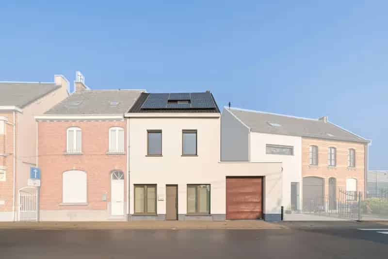 Ben je op zoek naar een instapklare woning nabij het centrum van Lede? Zoek niet verder! Deze woning met drie slaapkamers heeft alles wet je nodig hebt. Het pand is gelegen op wandel- en fietsafstand van scholen, winkels, bushaltes en het treinstation van