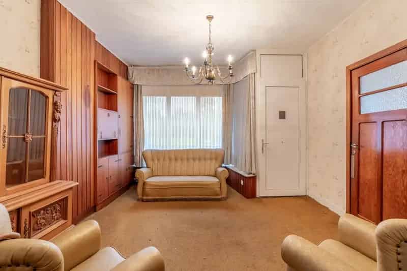 Te renoveren halfvrijstaande woning op een perceel van 4a24ca