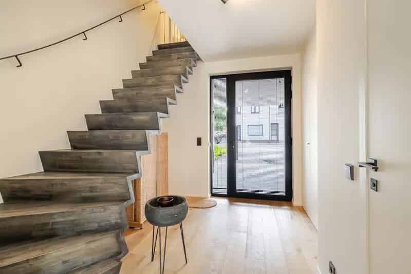 Subliem afgewerkte woning met tuin op topligging