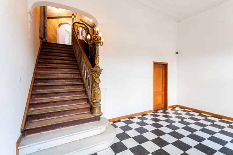 Kantoorgebouw met parking in een Historische Setting  8527067
