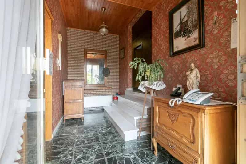Te renoveren woning met 3 slkrs en garage op 1207m²