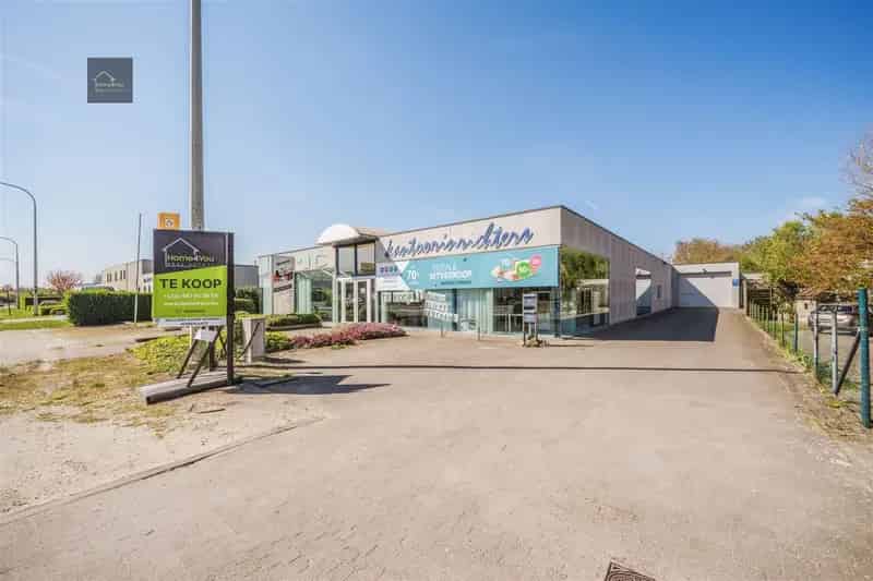 Multifunctioneel bedrijfsgebouw met toonzaal, magazijn, kantoren én woonst op toplocatie.