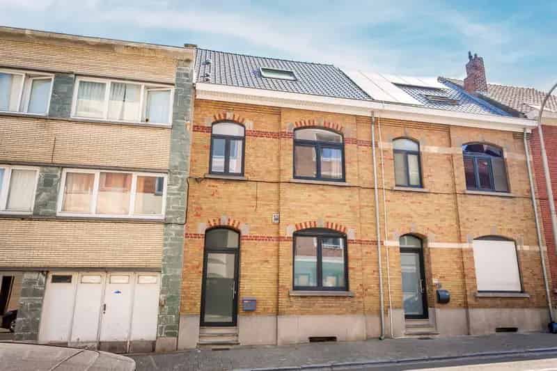 Ruime gerenoveerde woning met tuin, terras en 3 slaapkamers in Halle