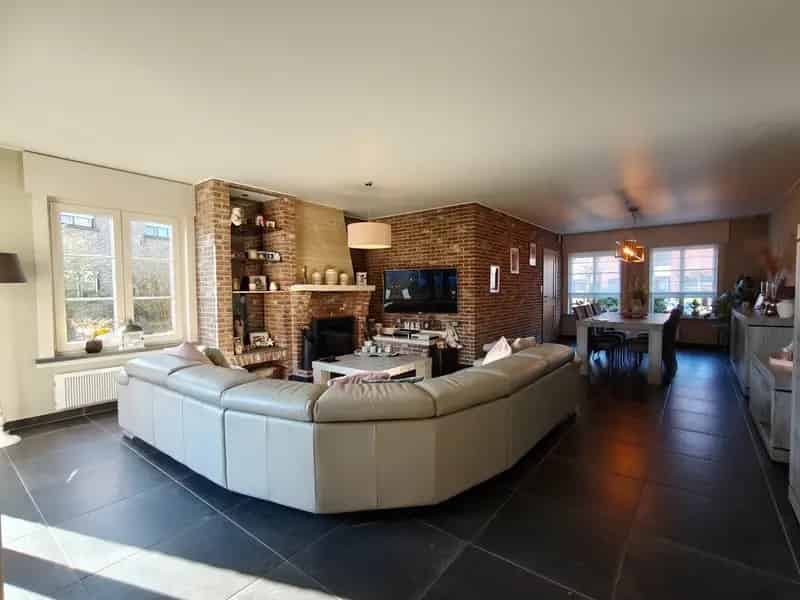 Ruime en instapklare halfopen bebouwing met tuin en garage