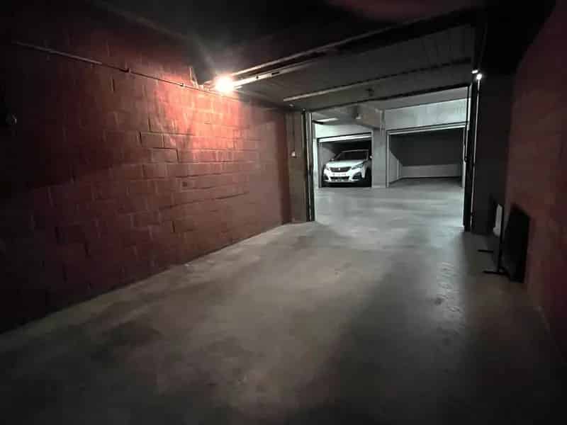 Ondergrondse garagebox met metalen kantelpoort, in Res. Cederboom, inrit Greenhillstraat