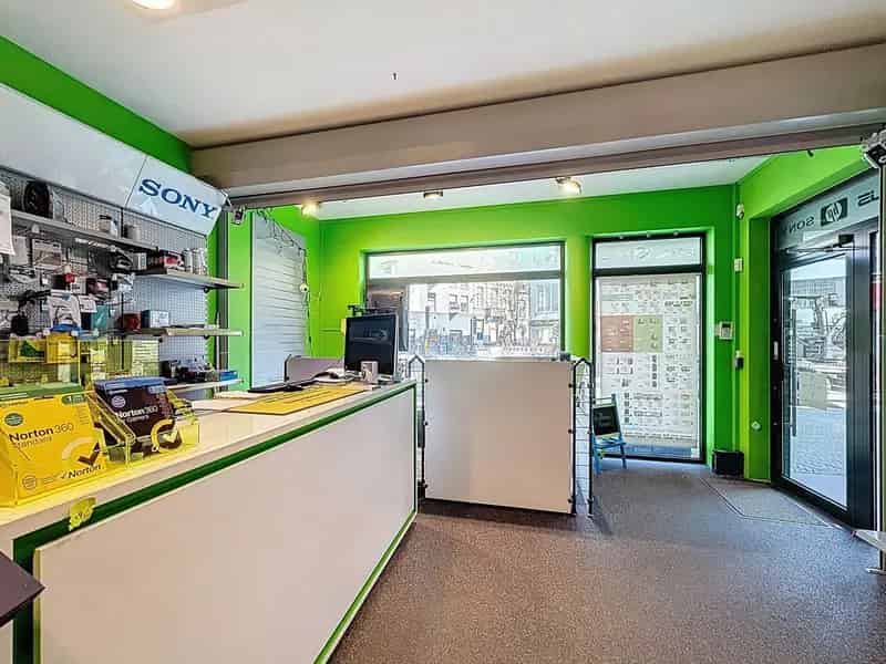Commercieel Pand met Grote Visibiliteit vlakbij Bredabaan