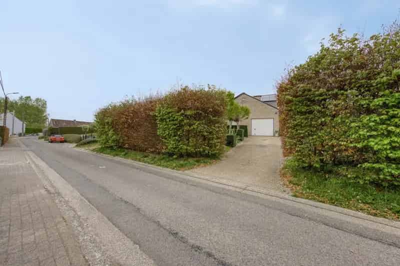 Villa op uiterst rustige locatie op de grens van Munkzwalm en Velzeke te koop.