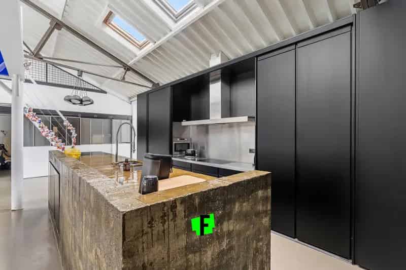 Unieke Architecturale Loft: Luxe Wonen in een Voormalige Loods te Oostende
