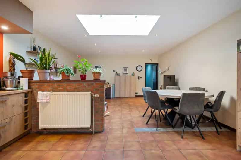 Ruime woning (180m²) met garage op gunstige locatie te Merksem!