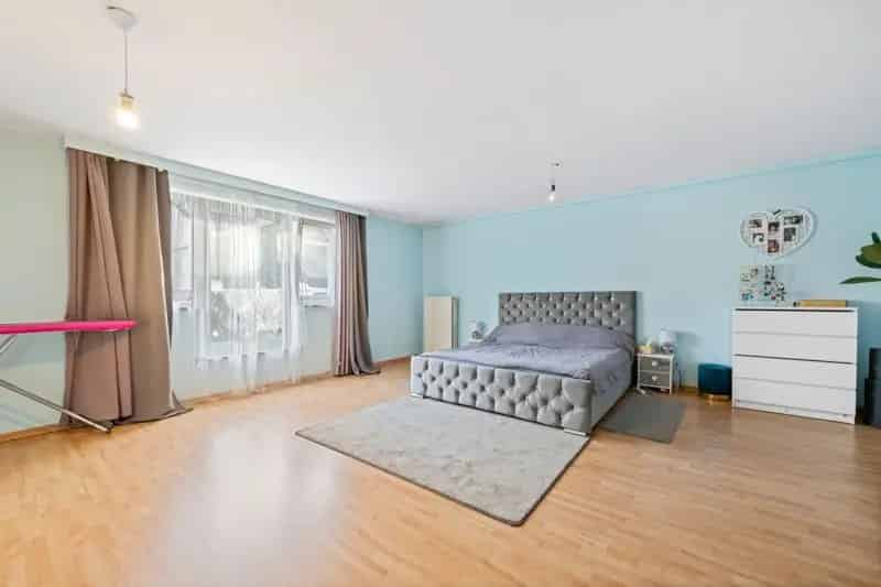 Roeselare : ruime lichtrijke duplexappartement met zolder voorzien van  2 slaapkamers en een groot zonneterras binnenin een woonerf. (opp 143 m²)