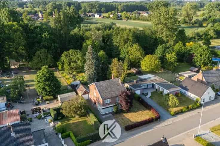 Ruime woning te koop in Steenhuize met diepe tuin en natuurgebied
