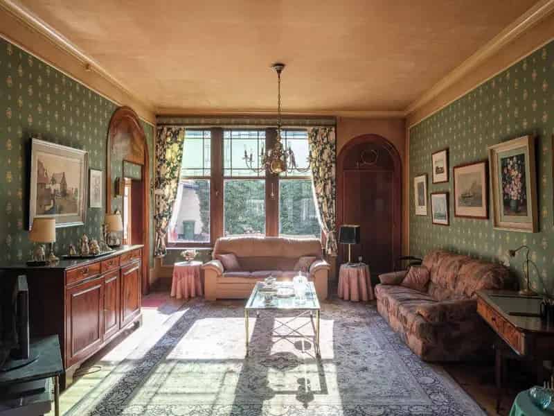 Op te frissen, karaktervolle art déco herenwoning naar de hand van architect J. Hebbelynck met aangename stadstuin met bijzonder veel potentieel.