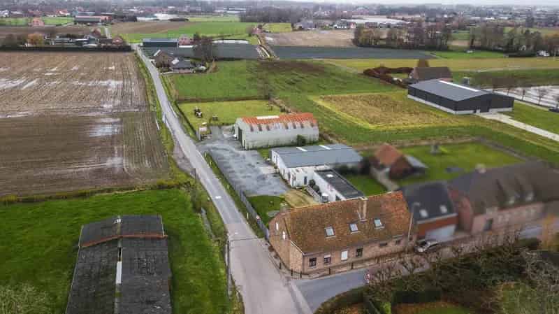 Grote woning met 2 bijgebouwen (Sauna/polyvalente ruimte + hangar) te Ingelmunster