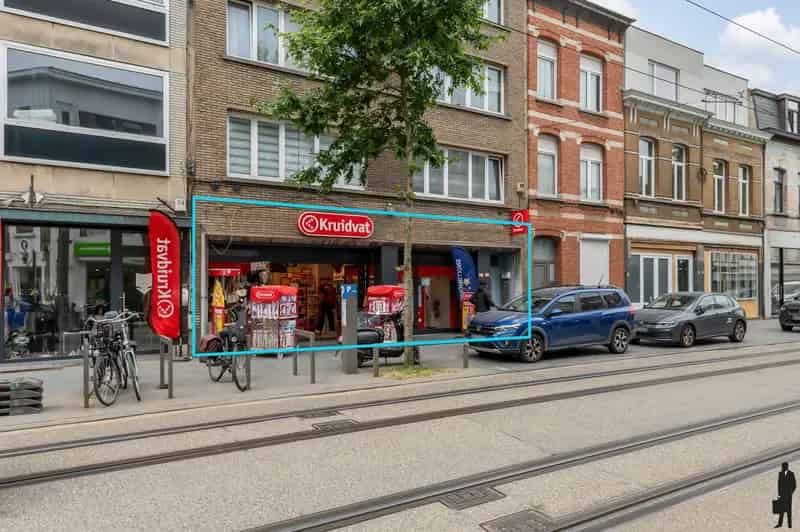 Commercieel gelijkvloers met magazijn – verhuurd aan Kruidvat (Deurne)