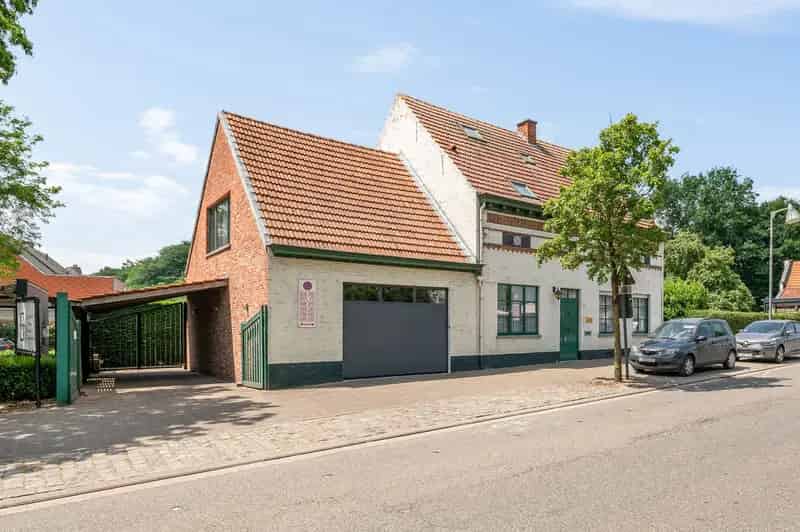 Gezinswoning met garage, zolderruimte en zuidwestgerichte tuin nabij Turnhout