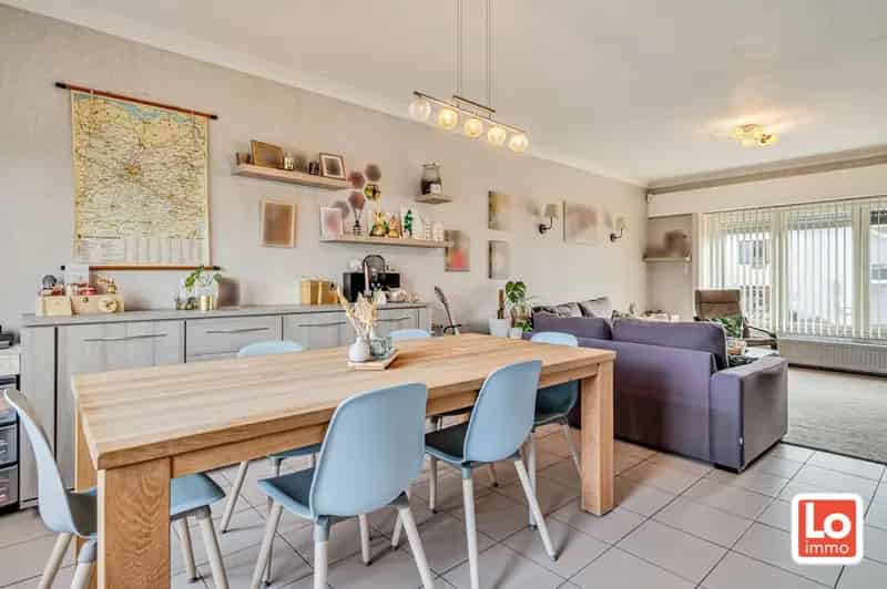 VERKOCHT! Lichtrijke halfopen woning met ruime inpandige garage op een rustige topligging op wandelafstand van het centrum van Lochristi.