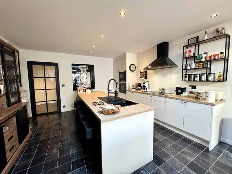 HALFOPEN WONING (bj 2021) MET 3 SLPKS, TUIN EN GARAGE IN HET CENTRUM
