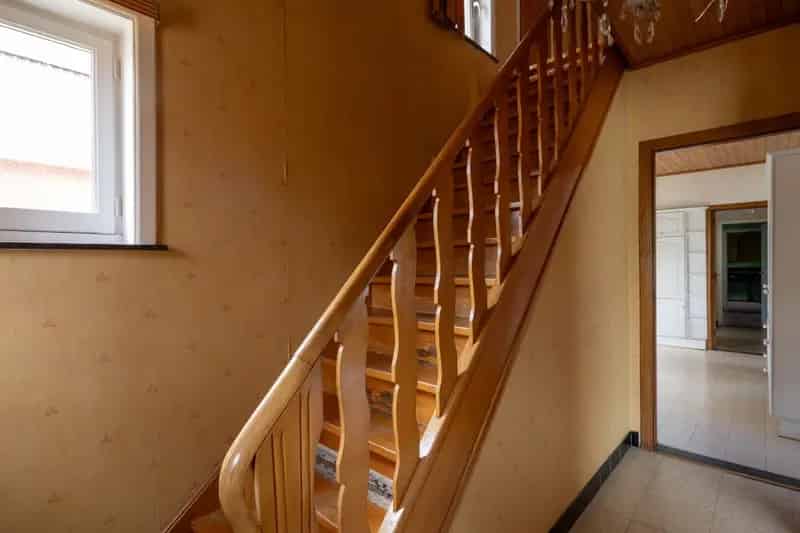 Deze ruime, te renoveren woning wordt verkocht.