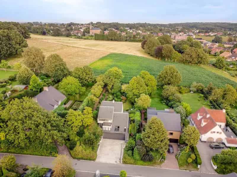 Residentieel gelegen villa met prachtige tuin!
