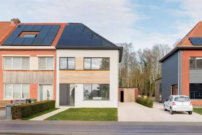 Recent gerenoveerde halfopen bebouwing met prachtig groen uitzicht
