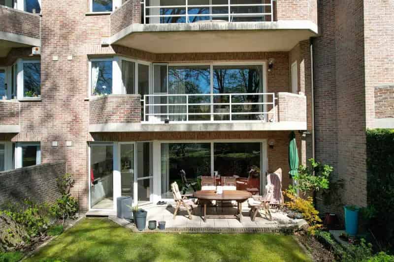 Instapklaar appartement met tuin in bosrijk domein