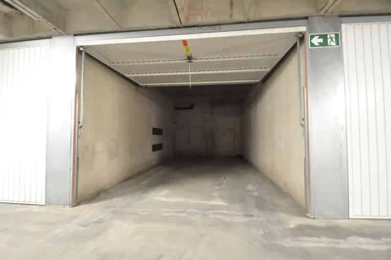 Gesloten garagebox onder het Stübbenpark in Duinbergen