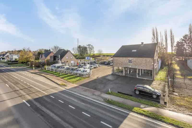 Handelspand met appartement woonst, toonzaal/showroom, atelier/loods en bouwgrond