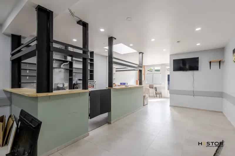 Centraal gelegen handelsruimte met duplex appartement in Sint-Niklaas