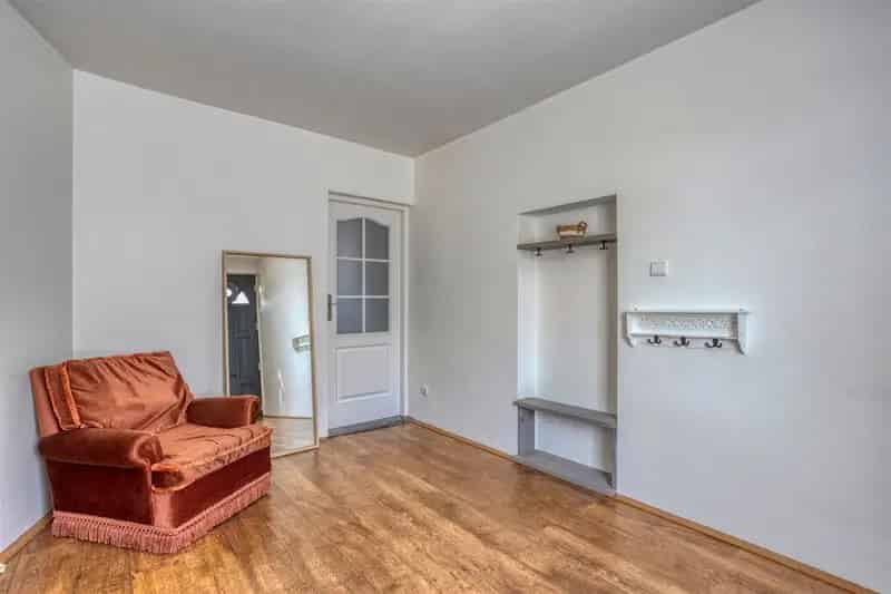 Prachtige, gerenoveerde hoevewoning op 4a9ca, voorzien van 4 slaapkamers, inpandige garage en omheinde tuin op een toplocatie in Kessenich.