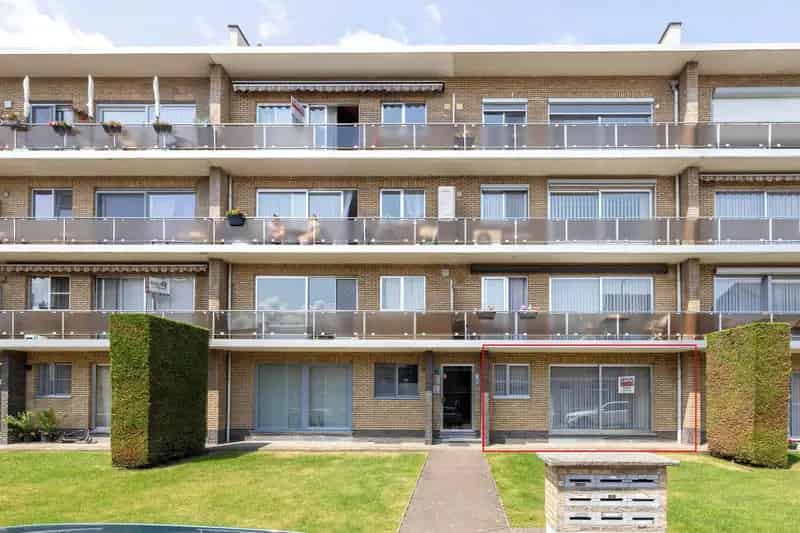 Ruim, op te frissen gelijkvloers appartement met 2 slpk, terras en garage