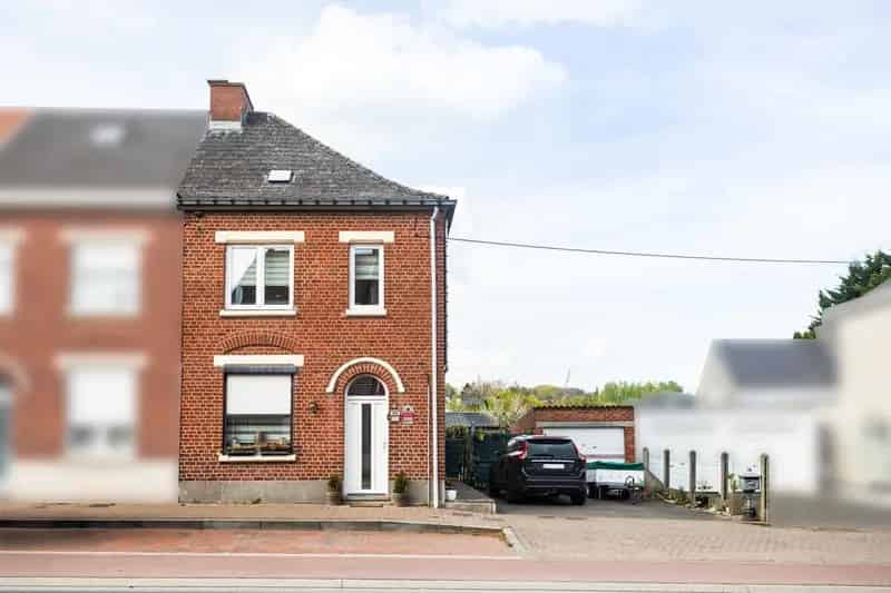 Goed gelegen 3-gevel woning met garage.