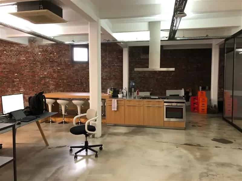 Voormalige Wijn depot volledig gerenoveerd in stijlvolle loftkantoren