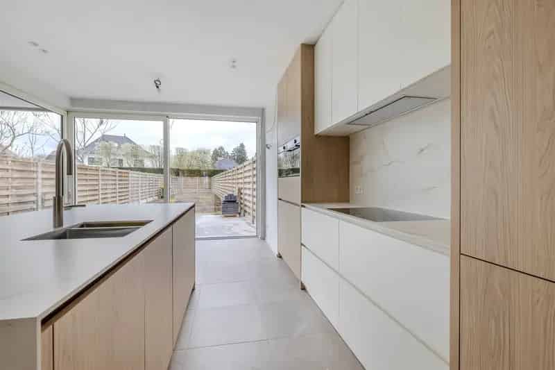 Hoogwaardig afgewerkte nieuwbouwwoning met maar liefst 5 slaapkamers, carport en tuin in centrum Geel.