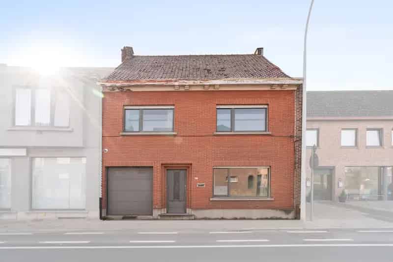 Ben jij op zoek naar een zeer ruime woning met grote tuin?
Dan is deze woning zonder renovatieverplichting, met drie ruime slaapkamers, een vaste trap naar de nog in te richten zolder en een perceel van 1.170 m² met groen en vrij uitzicht achteraan, missc