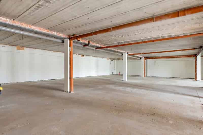 Casco handelsruimte van 500m² gelegen aan de jachthaven