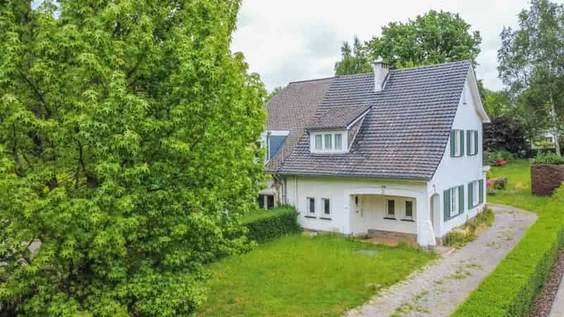 Een solide, charmante en zeer rustig gelegen driegevelwoning