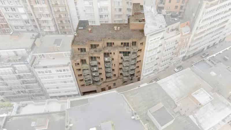 Bent u op zoek naar een vastgoedproject met potentieel in een van de snelstgroeiende steden aan de Belgische kust? Dit karaktervolle appartementenblok in de Raversijdestraat, Oostende biedt u een uitstekende kans om te investeren in een complex met 29 afz