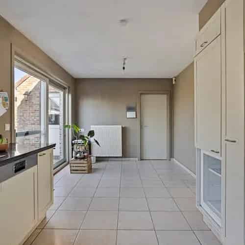 Recente instapklare woning ( BJ 2004) in een doodlopende straat met 3 slaapkamers, garage en tuin.