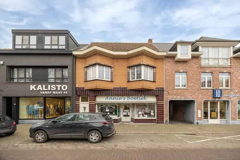 
Bent u op zoek naar een veelzijdig pand op een strategische locatie in Hoogstraten? Dit commerciële gebouw aan de Heilig Bloedlaan 267 biedt een grondoppervlakte van 983 m² en een bewoonbare oppervlakte van 395 m².

Het pand biedt diverse mogelijkheden v