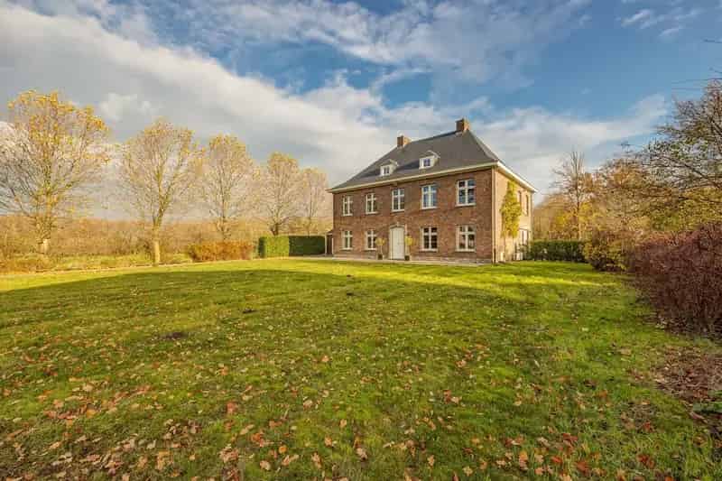 Een herenhuis met grandeur en een tuin om van te dromen