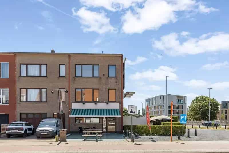 Handelspand met naastgelegen bouwgrond en woonst