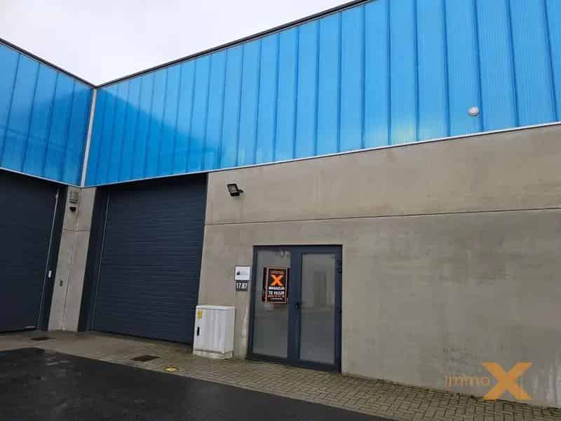 RECENT MAGAZIJN MET HOGE POORT
