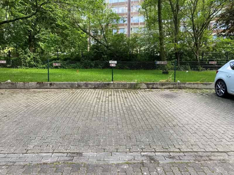 CASALINA Real Estate stelt te huur - buiten parkeerplaats