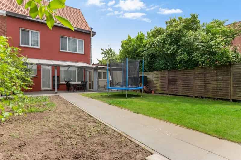 Gerenoveerde halfopen woning op ca. 300m2 met garage en tuin.