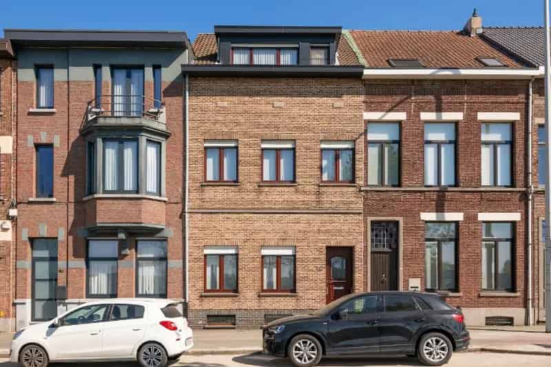 Rijwoning 4 slpk Tuin 2 garages Praktijkruimte