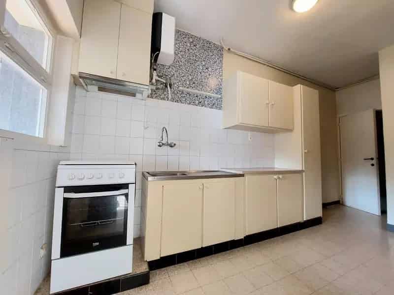 Halfopen woning met  5 slaapkamers en 2 garages