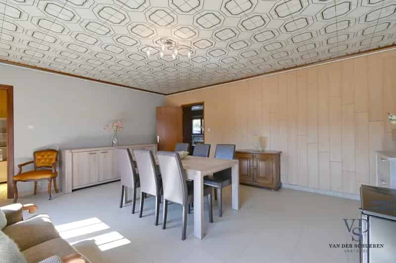 Op te frissen half open bebouwing