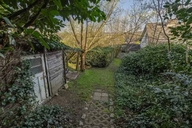 Uniek perceel, groot tuindeel zuidwest, klein weiland op top heuvel